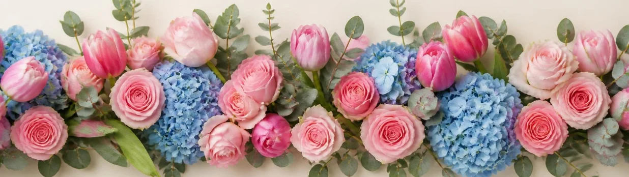 Hoa tươi Mộc Lan Florist trải dài trên nền kem